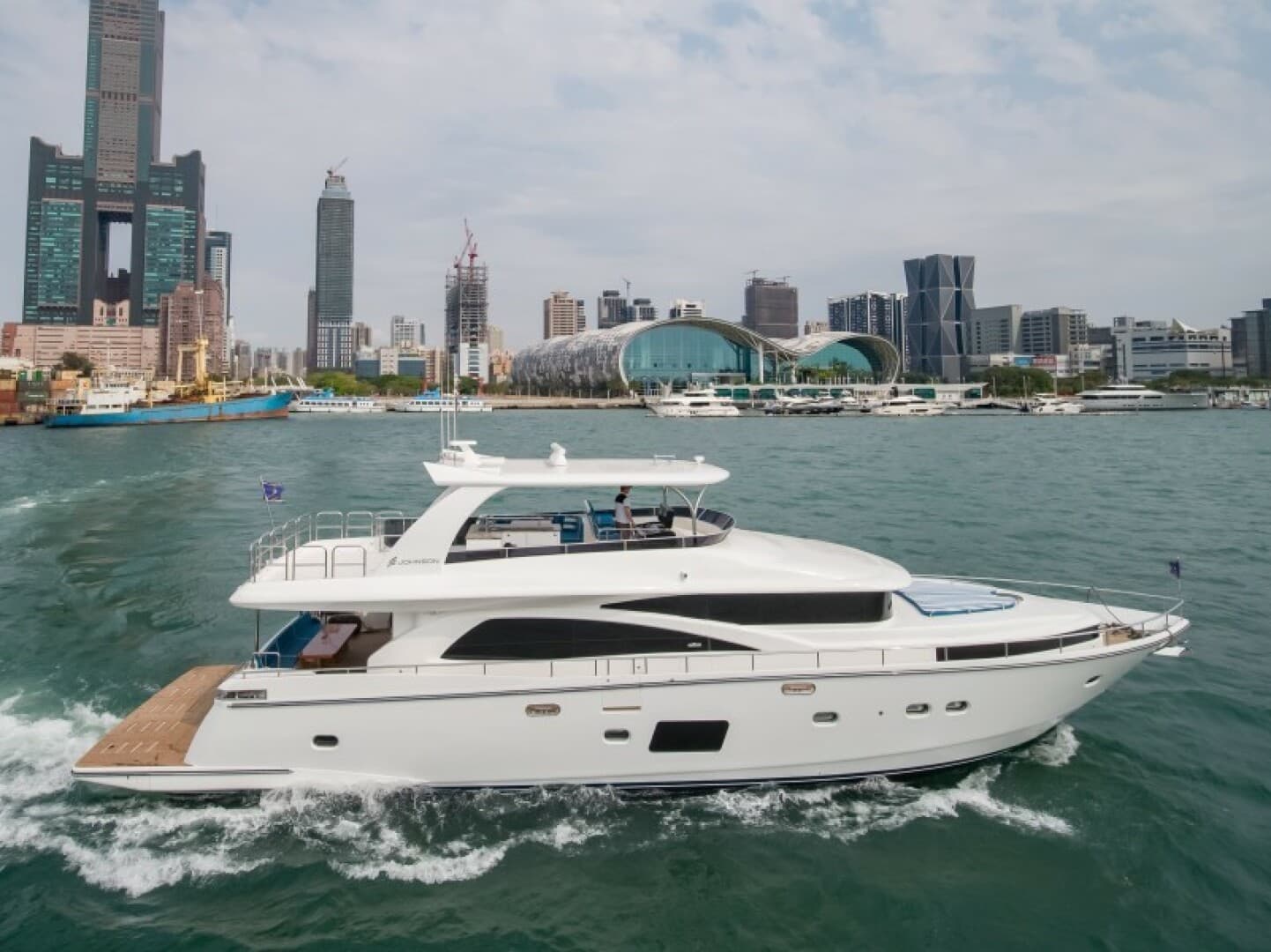 2027 Johnson Flybridge w/Hydraulic Platform