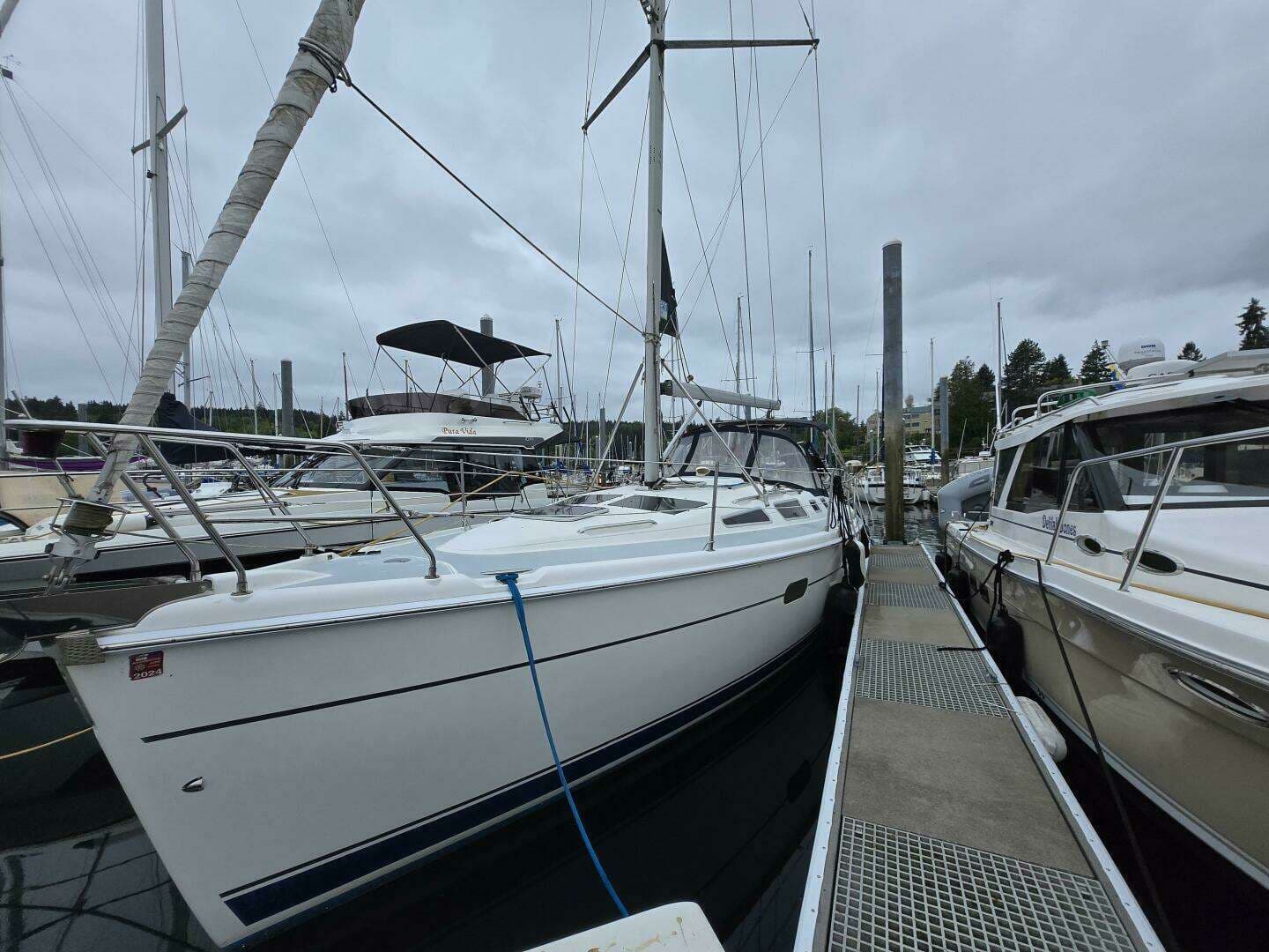 2002 Hunter 356 - photo 1 of 22
