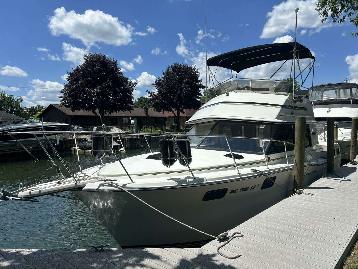 1985 Carver 3207 - photo 1 of 31