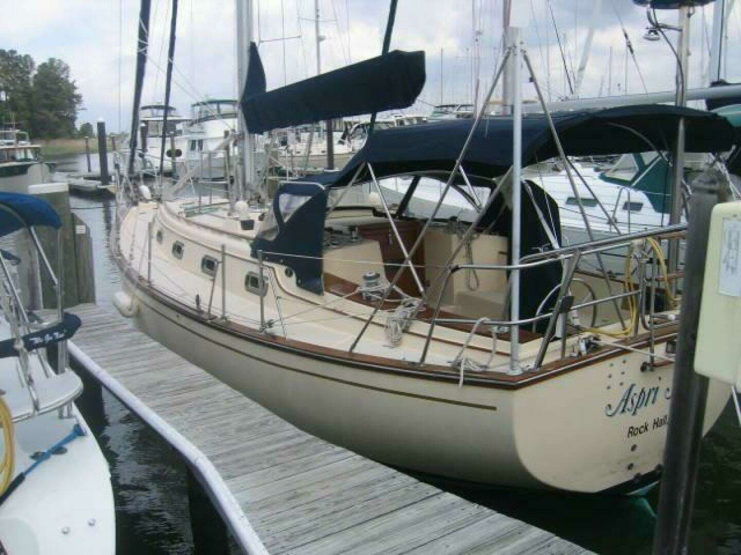 1989 Island Packet 35 - photo 1 of 13
