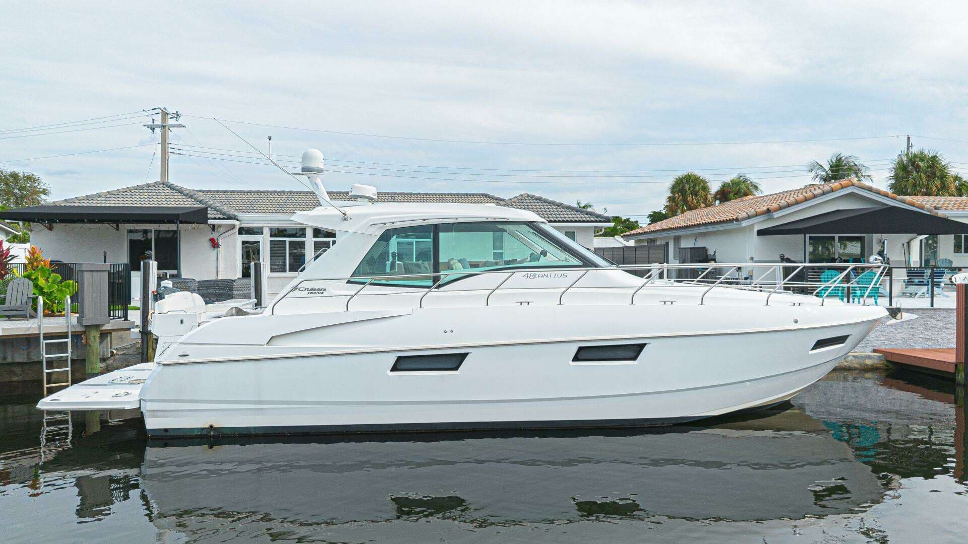 2012 Cruisers Yachts 48 Cantius - photo 1 of 44