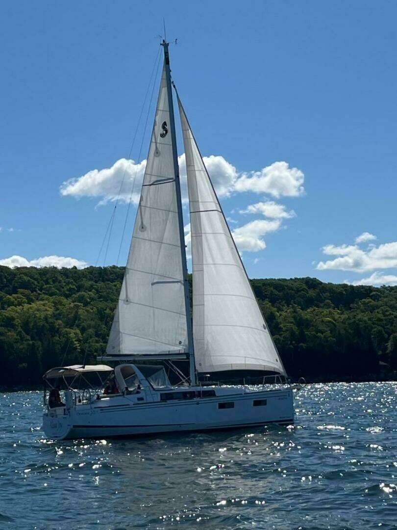 2018 Beneteau Oceanis 35.1 - photo 1 of 11