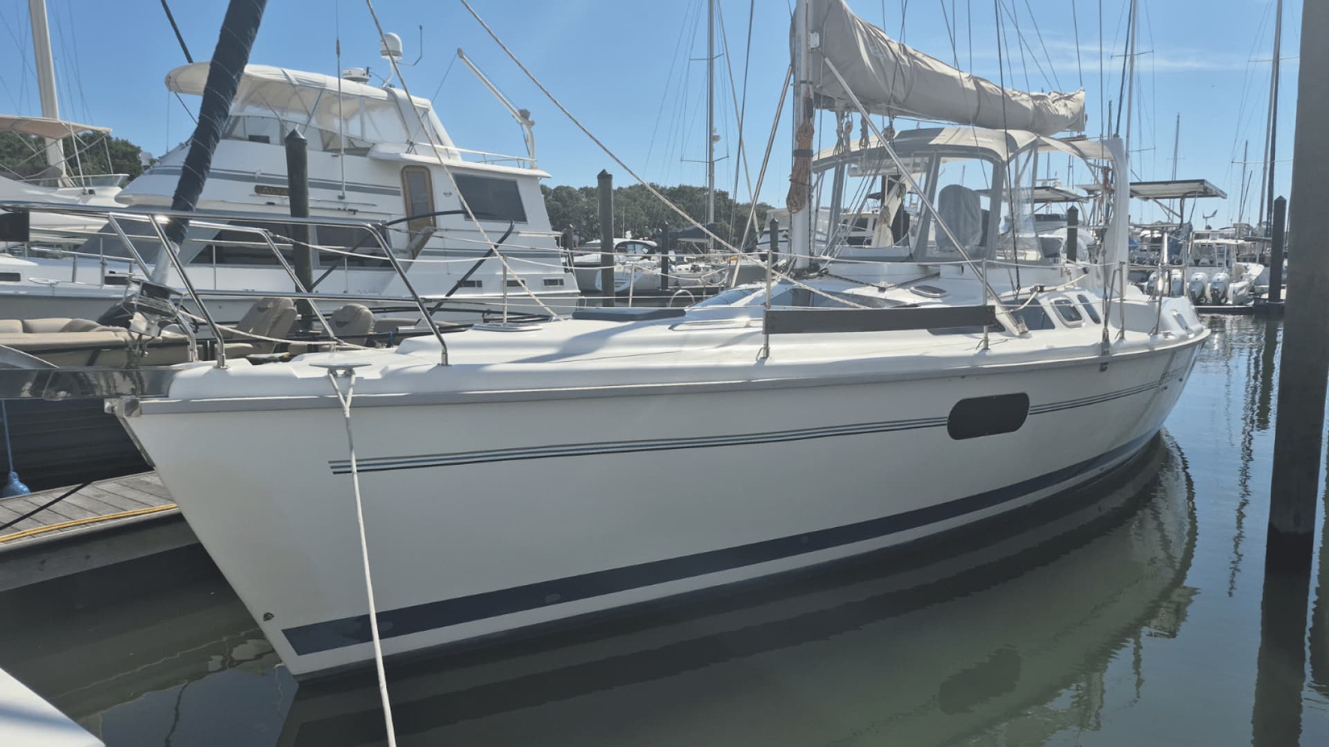 1998 Hunter 420 Passage Center Cockpit - photo 1 of 29