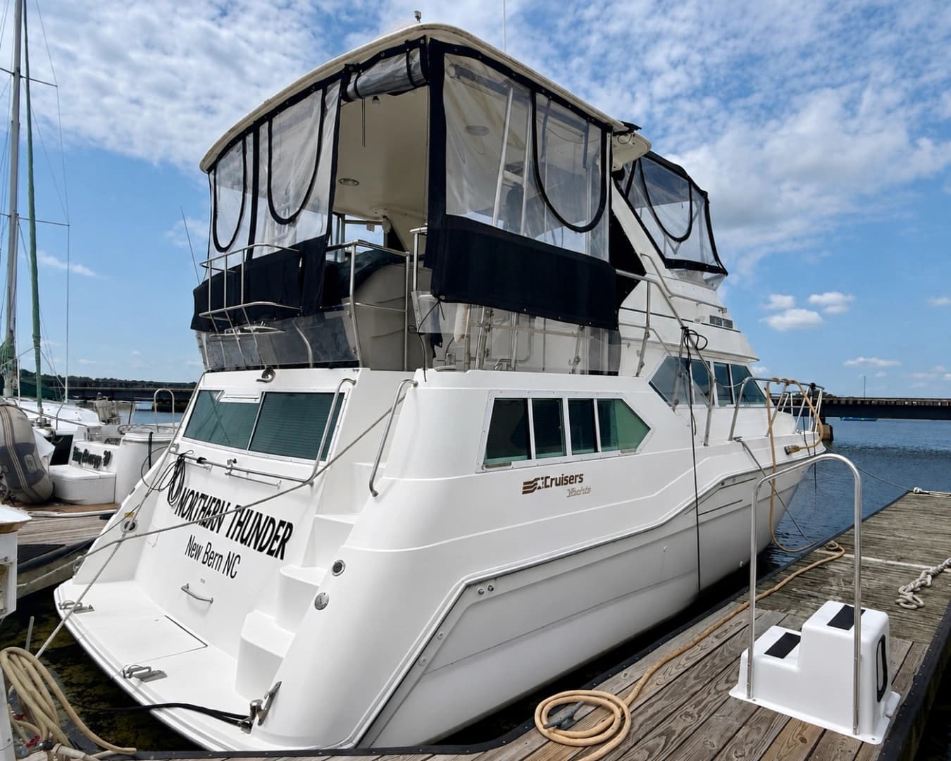 1997 Cruisers Yachts 3950 - photo 1 of 22
