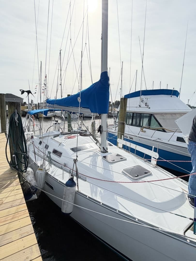 2007 Beneteau 323 - photo 1 of 42